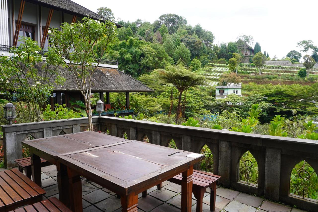 Rumah Stroberi Organic Farm & Family Lodge Lembang Eksteriør billede