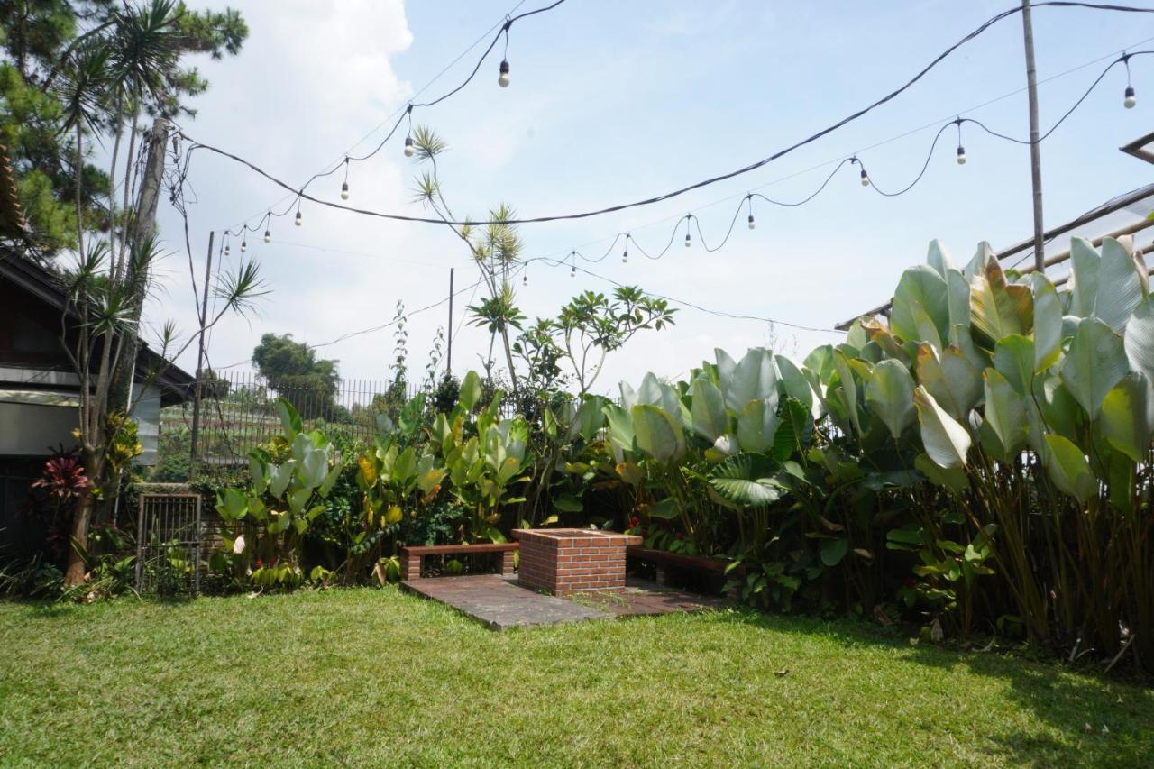 Rumah Stroberi Organic Farm & Family Lodge Lembang Eksteriør billede