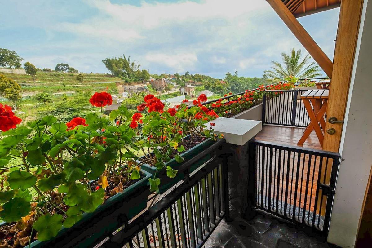 Rumah Stroberi Organic Farm & Family Lodge Lembang Eksteriør billede