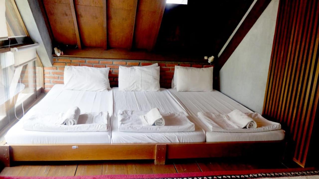 Rumah Stroberi Organic Farm & Family Lodge Lembang Eksteriør billede